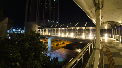 夜のオフィスビルの連絡通路の風景