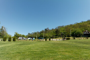 Fototapeta na wymiar Parking z zieloną trawą dla Kamperów i kampervan.