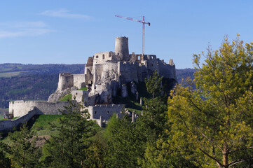 Zamek Spiski w Słowacji, widok na mury w remoncie.