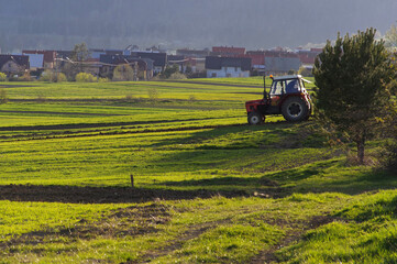 Rolnictwo przy Tatrach Wysokich na Słowacji wiosną.