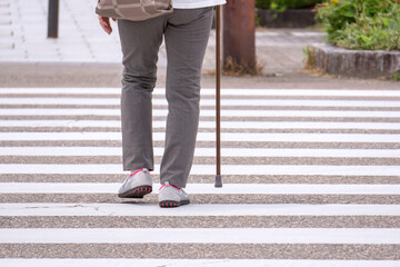 Senior woman crossing the pedestrian crossing. 　横断歩道を渡るシニア女性