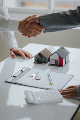 business success Businessmen or real estate agents And the customers congratulate them after signing the contract to buy a house with land and insurance.