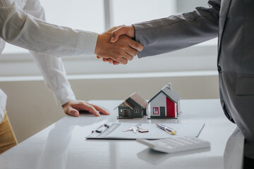 business success Businessmen or real estate agents And the customers congratulate them after...