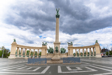 Pomnik na Placu Bohaterów w Budapeszcie - Monument on Heroes' Square in Budapest - obrazy, fototapety, plakaty