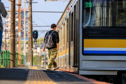 通勤電車に乗り込む男性の乗客