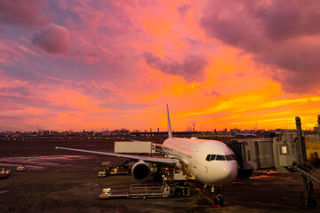 羽田空港のオレンジ色の夕焼け空