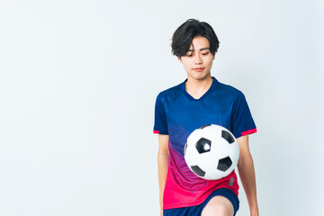 リフティングするサッカー選手 © metamorworks