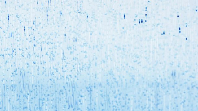 Regentropfen die eine Fensterscheibe herunterfließen - Regenwetter, abperlen, Glas, hellblau