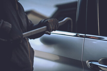 Thieves use shackles to break into stolen cars