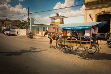 Carro de caballos usado en Cuba para transportar a la población en pleno siglo XXI.  - obrazy, fototapety, plakaty