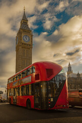 Big ben  de Londres en verano donde se ve uno de los famosos autobuses rojos urbanos.
