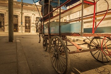 Fototapeta na wymiar Carro de caballos usado en Cuba para transportar a la población en pleno siglo XXI. 