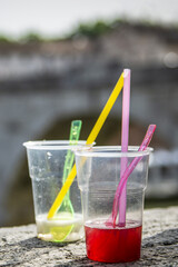 Gobelets en plastique abandonnés