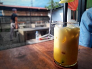 glass of mikult mango