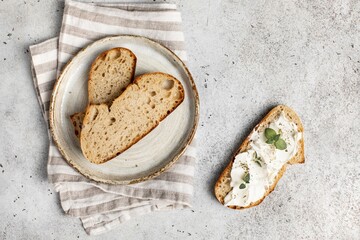 Sliced ​​bread, bread smeared with cream cheese.