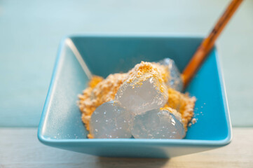 黄な粉をかけたわらび餅