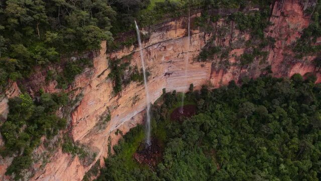 Vista a&eacute;rea de Cachoeira na Chapada dos Guimar&atilde;es, Mato Grosso, Brasil, Am&eacute;rica do Sul, v&iacute;deo 4K