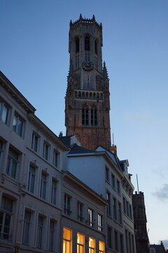 Der Turm des Belfried oder Belfort vor blauem Himmel im Licht der D&auml;mmerung am Abend am Grote Markt als Teil des Unesco Weltkulturerbe in den Gassen der Altstadt von Br&uuml;gge in Westflandern