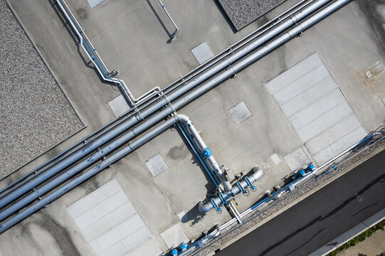 Construction of metal pipelines of industrial building