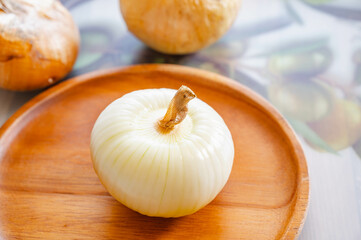 皮を剥いだ新玉ねぎ