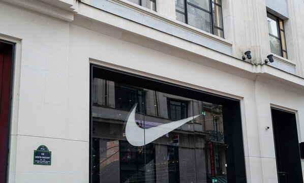Nike Flagship Store Swoosh Champs &Eacute;lys&eacute;es Frankreich