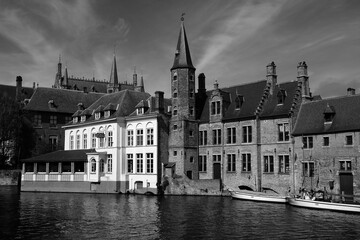Historische Backstein Architektur am Rosenkranzkai und Rozenhoedkaai am Dijver Kanal im Sonnenschein als Teil des Unesco Weltkulturerbe in den Gassen der Altstadt von Brügge in Westflandern in Belgien
