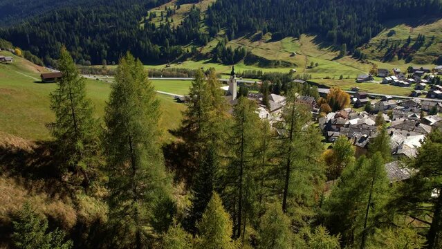 Luftaufnahme von Spl&uuml;gen/Graub&uuml;nden