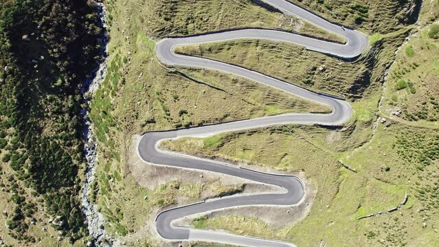Luftaufnahme von einer Passstra&szlig;e in der Schweiz 