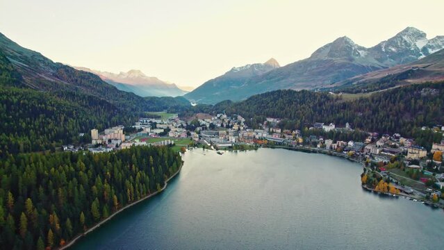 Luftaufnahme von Sankt Moritz bei Sonnenuntergang 