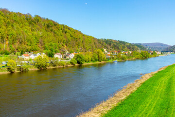 Obraz premium Wunderschöne Frühlingstour entlang des Elbradweges von Meißen, über Dresden nach Bad Schandau - Sachsen - Deutschland