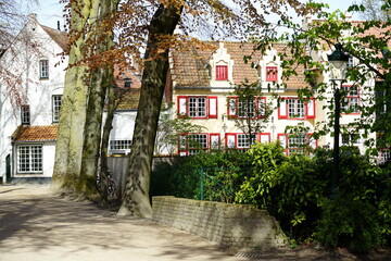 Kunstvoll restaurierte alte Fassaden mit Treppengiebel, Dachgaube und Fensterladen als Teil des...