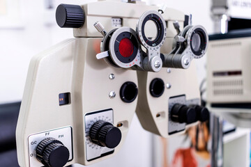 Optician and optometrist. Phoropter. Visual measurement.