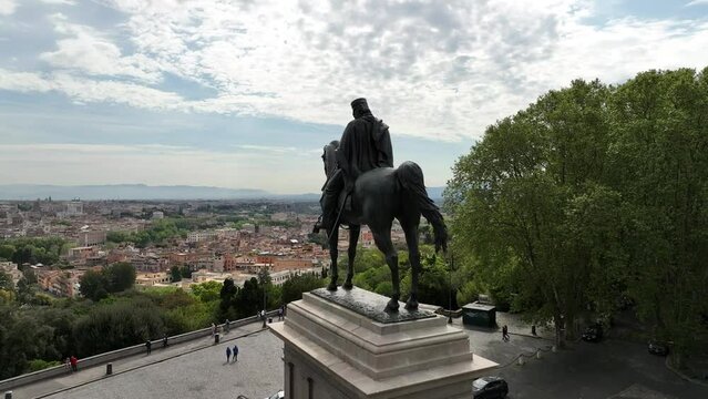 La statua di Garibaldi a cavallo al Gianicolo, Roma.
Vista aerera del belvedere che si trova sul colle del gianicolo con la vista pi&ugrave; panoramica di Roma.