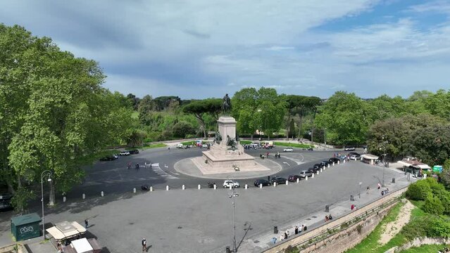 La statua di Garibaldi a cavallo al Gianicolo, Roma.
Vista aerera del belvedere che si trova sul colle del gianicolo con la vista pi&ugrave; panoramica di Roma.