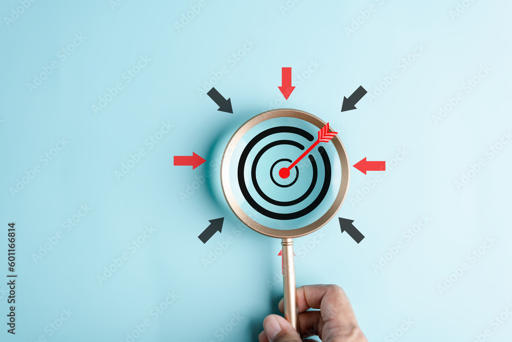 Aufkleber magnifier glass focus to target icon with arrow to planning and management business development lead