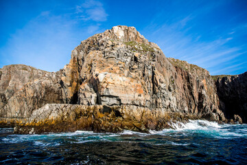 Fototapeta na wymiar Rocky sea cliff with waves