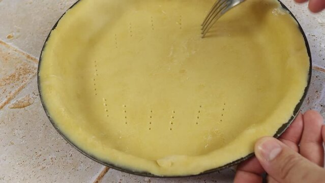 p&acirc;te &agrave; tarte piqu&eacute; avec une fourchette
