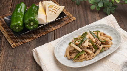 チンジャオロースとその食材(タケノコとピーマン)