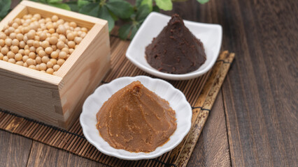 大豆と味噌｜日本の赤みそと米こうじ味噌　比較イメージ