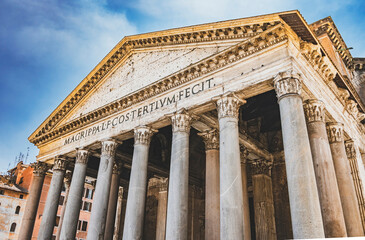 Zewnętrzny widok na Panteon w Rzymie, jedno z najlepiej zachowanych zabytków starożytnego Rzymu. Jego monumentalna fasada i charakterystyczna kopuła. - obrazy, fototapety, plakaty