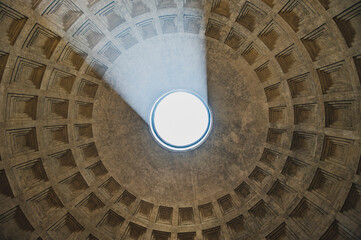 Wnętrze Panteonu w Rzymie z widokiem na imponujący sufit z otworem oculus, przez który wpada...