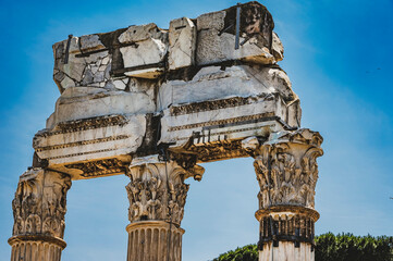 Forum Romanum, serce starożytnego Rzymu, pełne jest ruin świątyń, bazylik i innych ważnych budynków. Te historyczne pozostałości przemawiają o potędze i skomplikowanej historii Rzymu. - obrazy, fototapety, plakaty