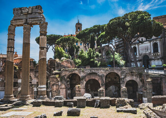Fototapeta Forum Romanum, serce starożytnego Rzymu, pełne jest ruin świątyń, bazylik i innych ważnych budynków. Te historyczne pozostałości przemawiają o potędze i skomplikowanej historii Rzymu. obraz