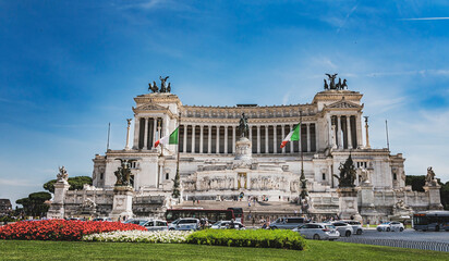 Plac Wenecki w Rzymie, jeden z najważniejszych placów w stolicy Włoch, pełen historycznych budynków i pomników. Jego szerokie przestrzenie i monumentalne struktury tworzą unikalną atmosferę. - obrazy, fototapety, plakaty