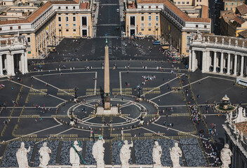 Przybliżony widok na Plac Świętego Piotra z Bazyliki Świętego Piotra w Rzymie. Ta unikalna perspektywa ukazuje detale architektoniczne placu, w tym jego słynną kolumnadę i centralny obelisk. - obrazy, fototapety, plakaty