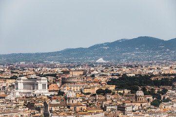 Zapierający dech w piersiach widok panoramiczny na Rzym z góry Bazyliki Świętego Piotra, z Koloseum, rzeką Tybrem i Placem Weneckim w tle. Krajobraz miasta pięknie uchwycił wielkość i historię Wieczne - obrazy, fototapety, plakaty