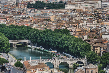 Zapierający dech w piersiach widok na Rzym z góry Bazyliki Świętego Piotra. Panorama obejmuje...