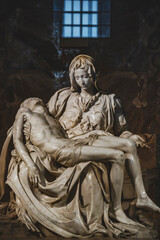 ietà Watykańska, misternie rzeźbiona przez Michała Anioła, to jedno z najważniejszych dzieł sztuki zachowanych w Bazylice Świętego Piotra w Rzymie. Przedstawia Matkę Boską trzymającą na kolanach ciało - obrazy, fototapety, plakaty
