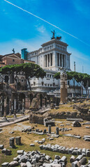 Widok od tyłu na Monument Vittorio Emanuele II na Placu Weneckim w Rzymie. Ta monumentalna...