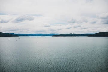 Zachwycający widok na Jezioro Solińskie z Polańczyka. To miejsce, gdzie spokój wody spotyka się z majestatem otaczających go krajobrazów - obrazy, fototapety, plakaty